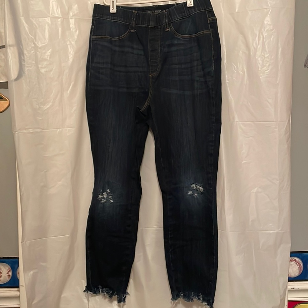 Judy blue size 14W. Has 2 little cuts at the back doesn’t affect the product